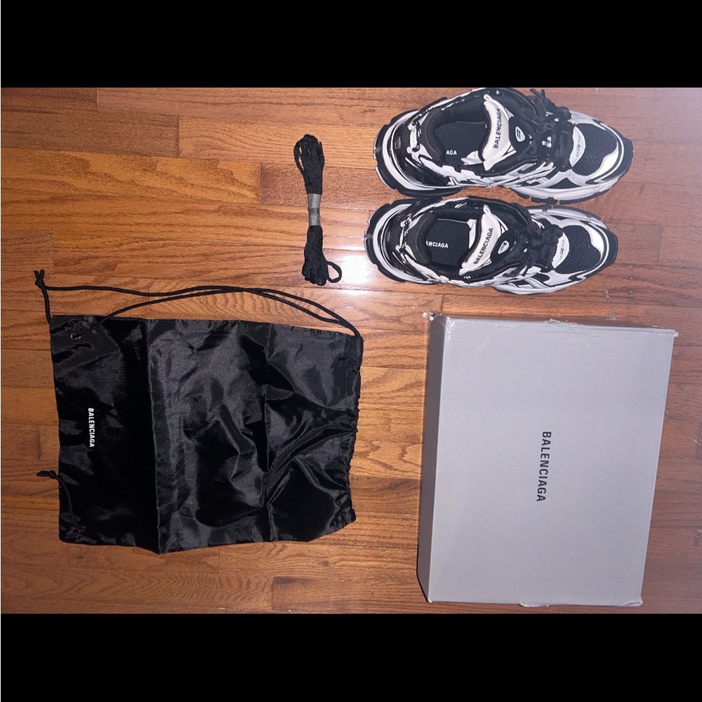 Black and white new balenciaga’s with bag and extra laces and box - Picture 5 of 6